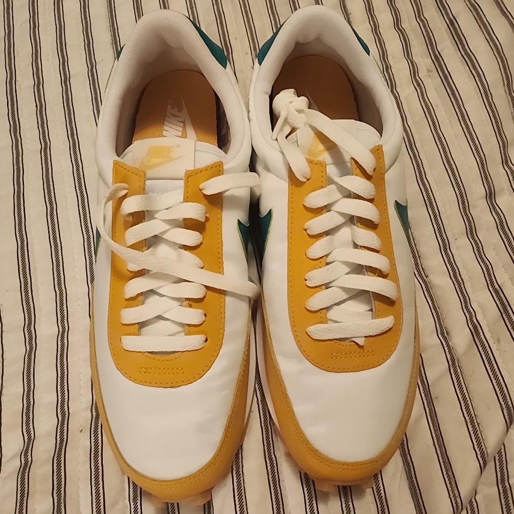 Nike Waffle tennis shoes